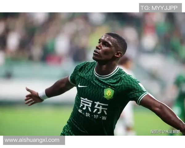 足球传奇球星化身老者现身街头 引发路人惊呼惊讶反应曝光